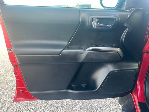 Used 2019 Toyota Tacoma TRD Sport image 11