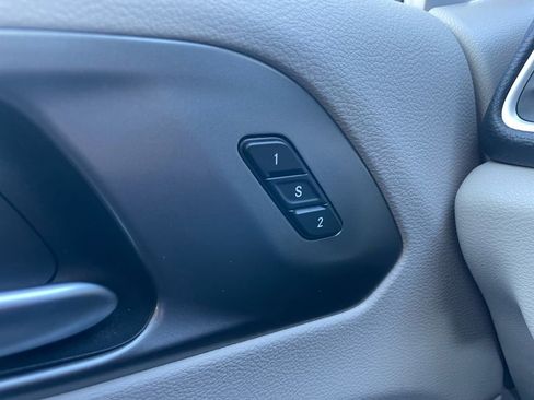 Used 2024 Chrysler Pacifica Select image 27