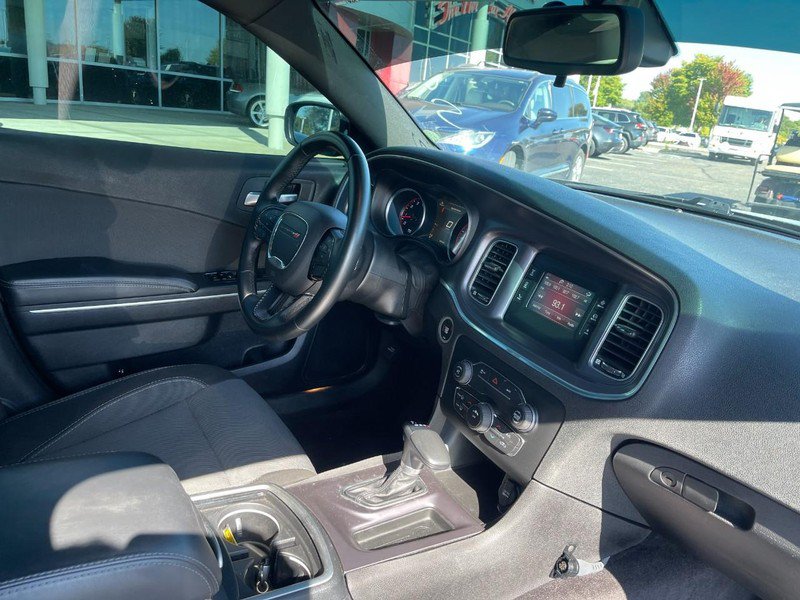 Used 2016 Dodge Charger SE RWD image 2