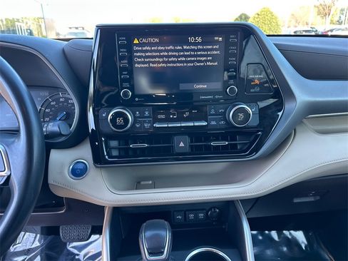 Used 2021 Toyota Highlander XLE image 28