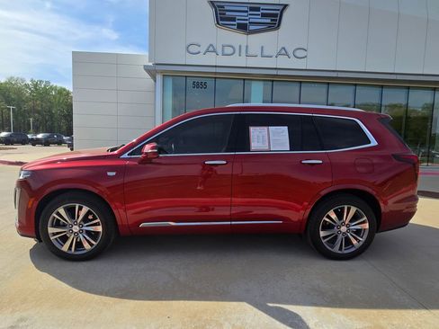 Used 2024 Cadillac XT6 Premium Luxury w/ Technology Package FWD image 2