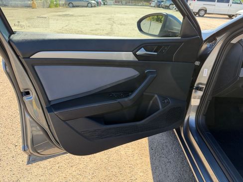 Used 2025 Volkswagen Jetta SE image 20
