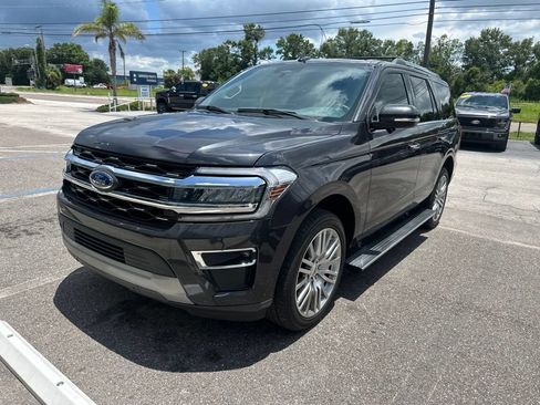 Used 2024 Ford Expedition Limited RWD image 3