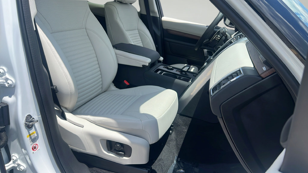 Used 2025 Land Rover Discovery Dynamic SE AWD/4WD image 22
