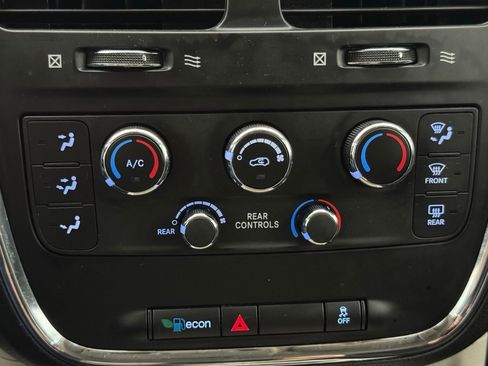 Used 2014 Dodge Grand Caravan SXT image 24