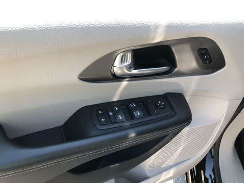 Certified 2024 Chrysler Pacifica Touring-L FWD image 30