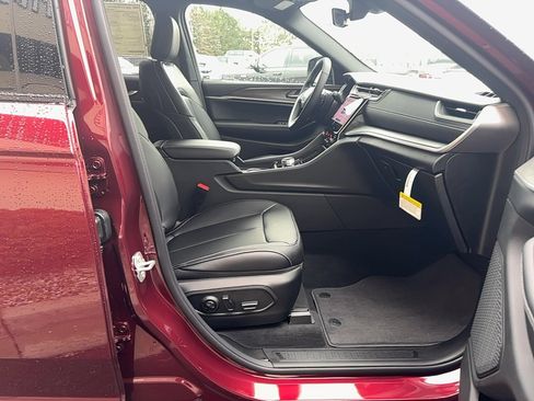 New 2025 Jeep Grand Cherokee Limited image 6