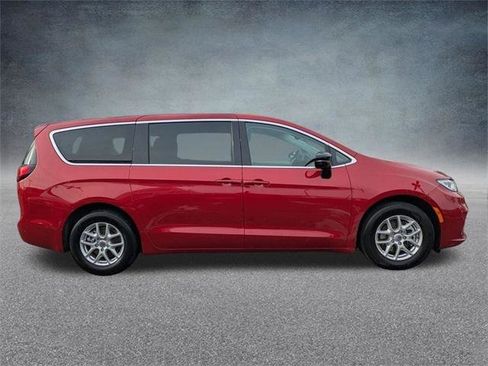 Certified 2024 Chrysler Pacifica Touring-L image 3