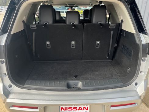 Used 2025 Nissan Pathfinder SL FWD image 28