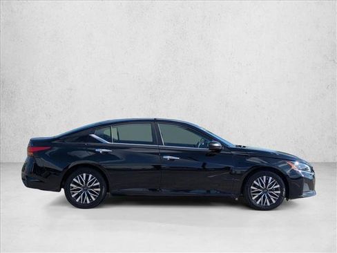 Used 2024 Nissan Altima 2.5 SV FWD image 4