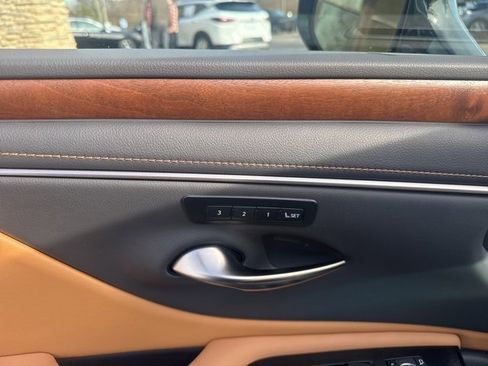 Certified 2025 Lexus ES 300h w/ Premium Package image 13