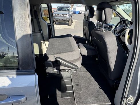 Used 2018 Dodge Grand Caravan SE w/ UConnect Hands-Free Group image 27