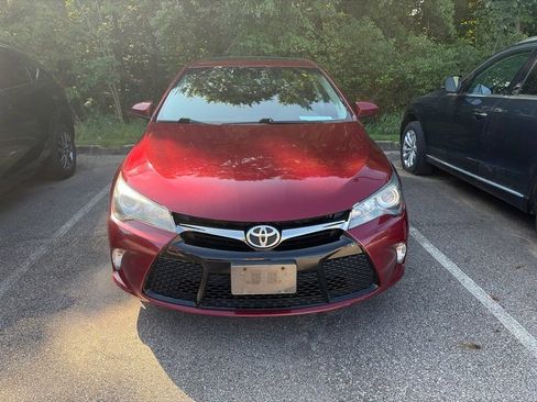 Used 2016 Toyota Camry SE w/ Moonroof Package FWD image 2