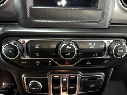 Used 2021 Jeep Gladiator Sport image 15