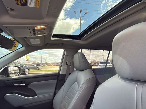 Used 2023 Toyota Highlander XLE image 32