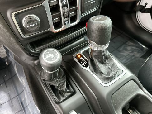 Used 2025 Jeep Gladiator Sport AWD/4WD image 19
