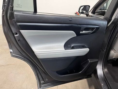 Used 2021 Toyota Highlander XLE FWD image 19