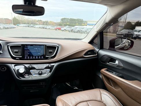 Used 2017 Chrysler Pacifica Limited image 50