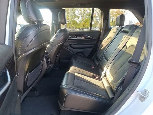 Used 2023 Jeep Grand Cherokee Altitude image 13