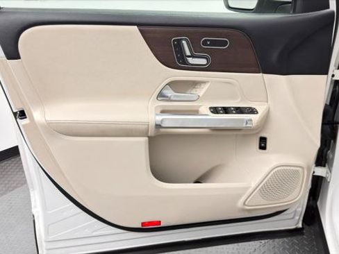 Used 2023 Mercedes-Benz GLB 250 w/ Premium Package image 13
