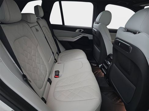 Used 2025 BMW X5 xDrive40i w/ Parking Assistance Package image 14