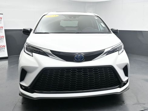 Used 2023 Toyota Sienna XSE image 3