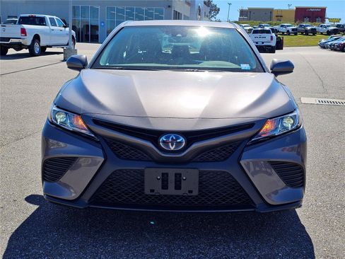 Used 2020 Toyota Camry SE FWD image 2