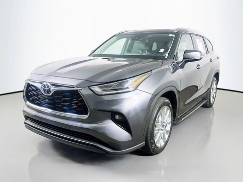 Used 2023 Toyota Highlander Limited FWD image 3