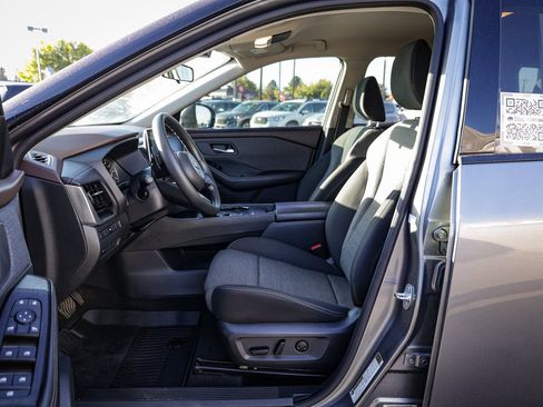 Used 2021 Nissan Rogue SV image 11