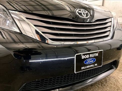 Used 2017 Toyota Sienna XLE Premium AWD/4WD image 30