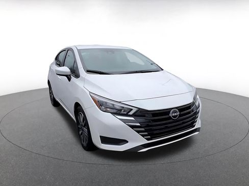 Used 2025 Nissan Versa SV image 3