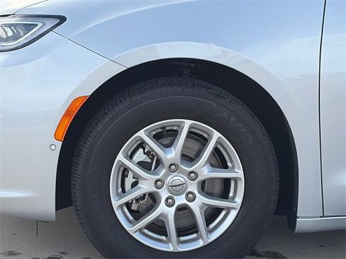 Used 2024 Chrysler Pacifica Touring-L image 5