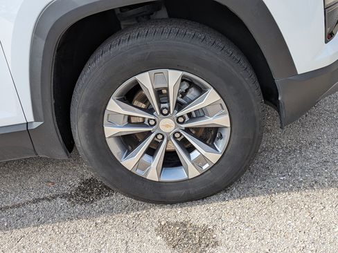 Used 2025 Chevrolet Equinox LT FWD image 2