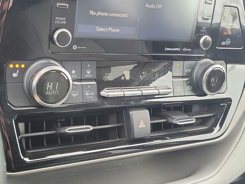 Used 2020 Toyota Highlander XLE image 26