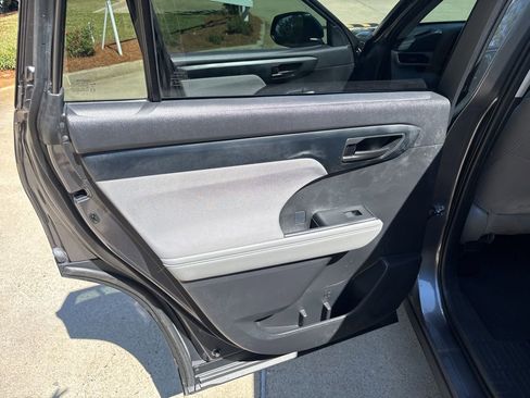 Used 2021 Toyota Highlander LE image 37