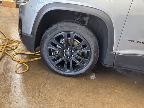 Used 2023 GMC Acadia SLE w/ Driver Convenience Package image 12