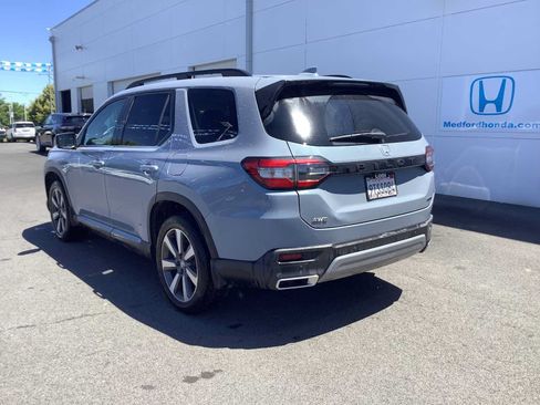 Used 2025 Honda Pilot Touring image 3