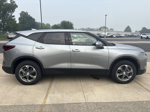 Used 2025 Chevrolet Blazer LT FWD image 3