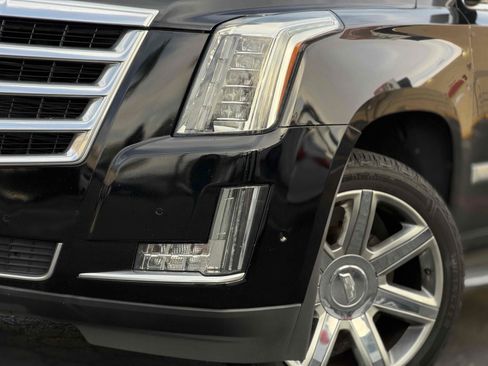 Used 2020 Cadillac Escalade ESV Luxury AWD/4WD image 16