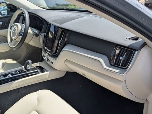 Used 2023 Volvo XC60 B5 Plus image 18