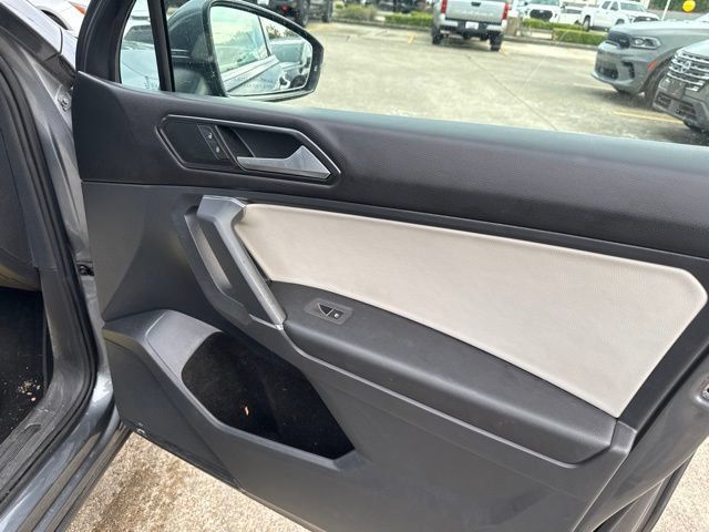 Used 2018 Volkswagen Tiguan SE w/ 18" Alloy Wheels Package FWD image 13