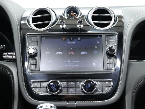Used 2018 Bentley Bentayga AWD/4WD image 34