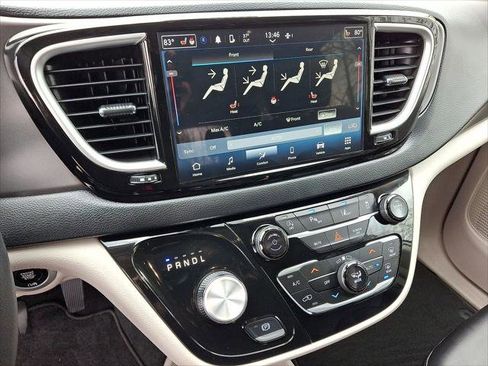 Used 2024 Chrysler Pacifica Touring-L image 19