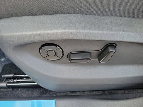 New 2026 Volkswagen Tiguan SE FWD image 19