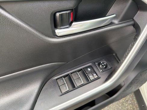 Used 2022 Toyota RAV4 XLE Premium image 12
