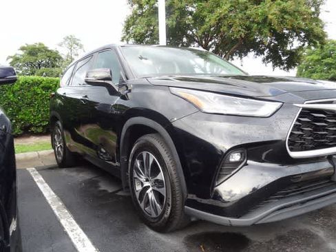 Used 2023 Toyota Highlander XLE FWD image 2