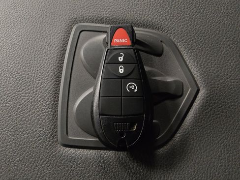 Used 2018 RAM 1500 SLT image 32