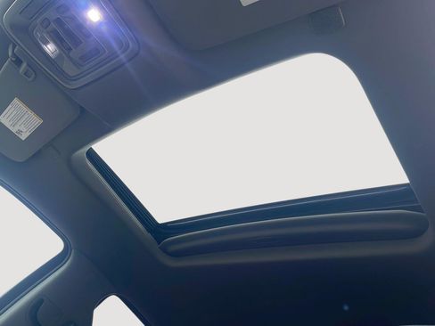 Used 2021 Chevrolet Silverado 1500 LTZ image 21