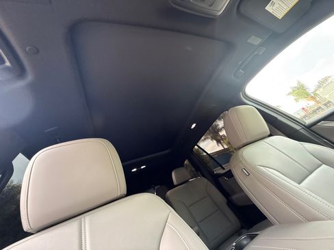 Used 2026 GMC Acadia Elevation w/ Elevation Premium Package FWD image 16