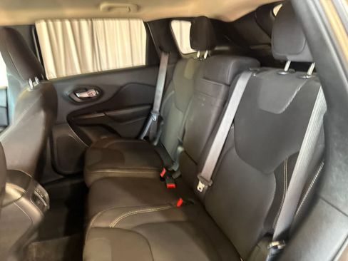 Used 2016 Jeep Cherokee Latitude FWD image 18